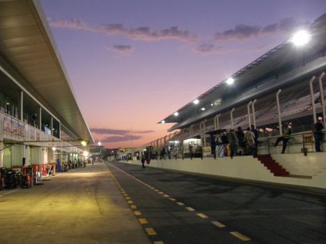 Solen på vej op over banen i Dubai.